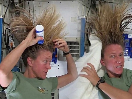 Nữ phi hành gia gội đầu thế nào khi bay vào không gian?