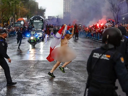 Xe buýt Real Madrid bị người khỏa thân chặn đường