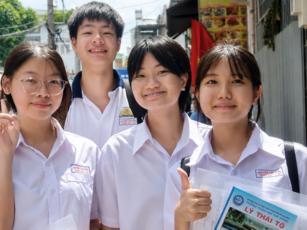 Tranh luận bỏ thi lớp 10: Giảm áp lực nhưng lo học bạ 'đẹp như tranh vẽ'