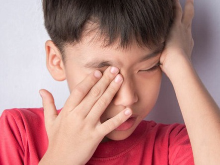 Thói quen dụi mắt tưởng vô hại nhưng có thể phá hỏng thị lực