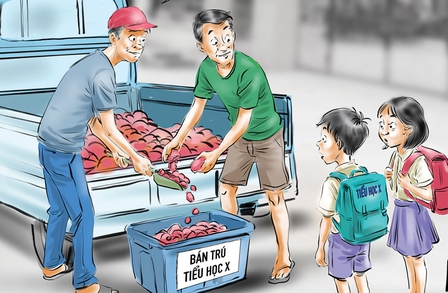 Lũ trẻ ngơ ngác vì không biết mấy chú đang làm gì với suất ăn của mình