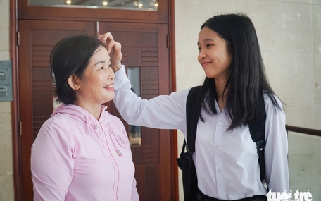 Nuôi con đến ngày vào Đại học Nông Lâm TP.HCM, mẹ... nhổ tóc khắp xóm kiếm 50 ngàn 1 'bộ đầu'