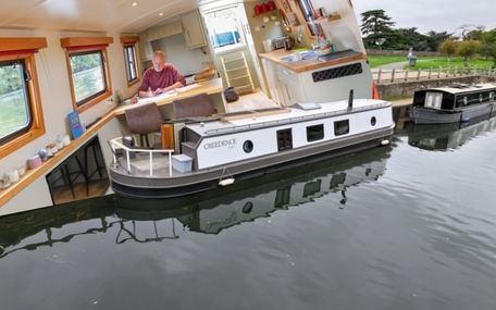 Sống trong nhà thuyền không lo ngập lụt, đủ tiện nghi mà vẫn rẻ hơn mua hay thuê nhà đất