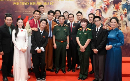 Bộ trưởng Quốc phòng tặng bằng khen cho ê kíp Mưa đỏ