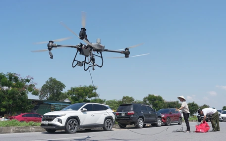 Thái Nguyên: Drone chở thuốc vào vùng lũ cho bé 4 tháng tuổi sốt cao