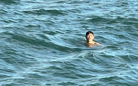 Ba người vượt qua bão tố sống sót thần kỳ, nhờ đâu?