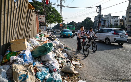 Tuyến đường nối 3 trục vành đai ngổn ngang sau 9 năm mở rộng, dân ngột ngạt vì bụi và rác