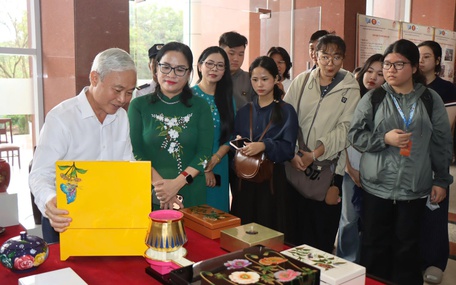 Đến Đại học Quốc gia TP.HCM, xem triển lãm sơn mài Tương Bình Hiệp