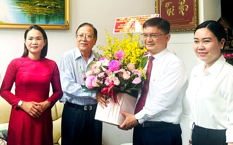 Lãnh đạo TP.HCM thăm thầy Dương Ái Phương, tri ân cố GS Trần Văn Giàu