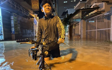 Đồng loạt xả lũ kèm mưa lớn, phía Tây Nha Trang ngập mênh mông, người dân nhắn tin 'nhờ cứu giùm'