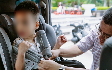 Cục CSGT: Có thể sử dụng ghế, đệm hoặc dây đai dành riêng phù hợp với trẻ trên ô tô