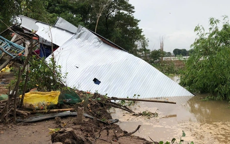 Sạt lở bờ sông Hậu làm 4 căn nhà sụp xuống sông, 8 căn khác di dời khẩn cấp