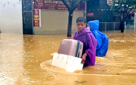 Nhiều trường đại học ở Huế hỗ trợ tiền cho sinh viên sau trận mưa lũ lịch sử