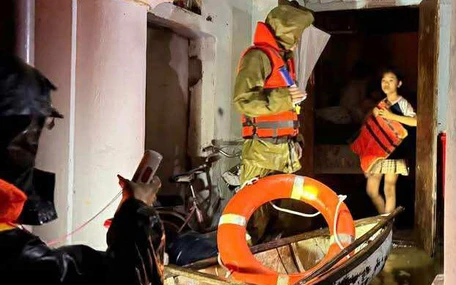 Phú Yên lại mưa như trút, cứu hộ xuyên đêm cứu người trong lũ dữ