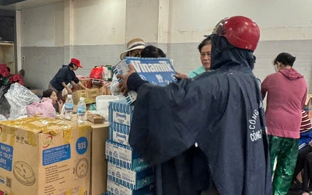 Gom góp nhu yếu phẩm tiếp sức bà con miền Trung mùa mưa lũ