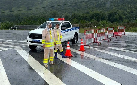 Mưa lũ chiều 21-11: Tạm ngưng xe quốc lộ 1 và cao tốc Cam Lâm - Vĩnh Hảo đoạn Phan Rang - Nha Trang