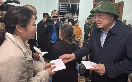 Phó Thủ tướng Nguyễn Hòa Bình thăm bà con vùng rốn lũ Đông Hòa