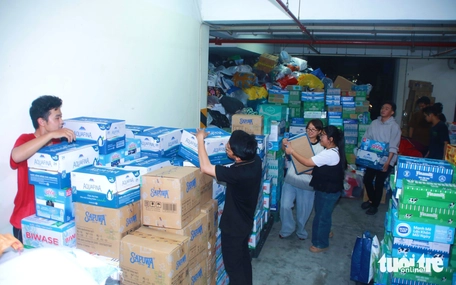 Những tình nguyện viên TP.HCM làm việc trong đêm ở điểm tiếp nhận giúp đồng bào vùng lũ
