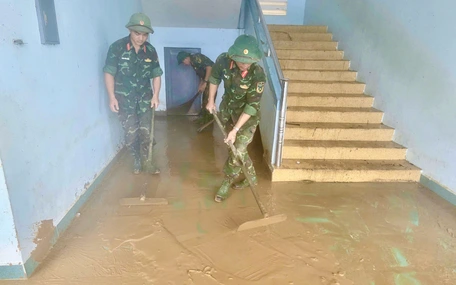 Xã Hòa Thịnh gượng dậy sau lũ, dân quân chung tay dọn dẹp nhà cửa, trường lớp