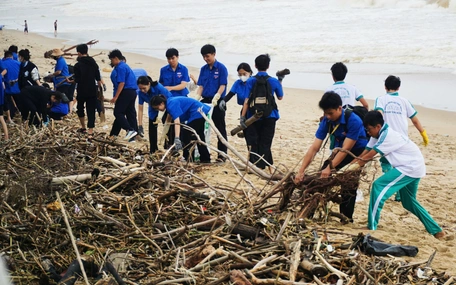 Cả ngàn người dọn rác ngập trên bãi biển Nha Trang sau lũ