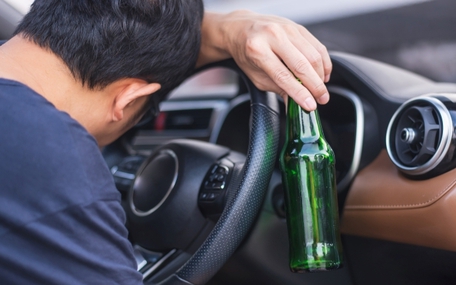 Thuê người lái hộ xe, không ngờ trúng người vừa uống rượu ở ngay bàn bên cạnh