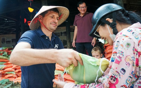 Phiên chợ quê 0 đồng cho người dân vùng lũ Nha Trang