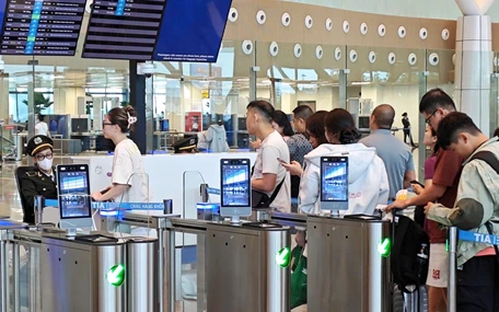 Từ 1-12, hành khách không ký gửi hành lý phải làm thủ tục bằng VNeID hoặc kiosk