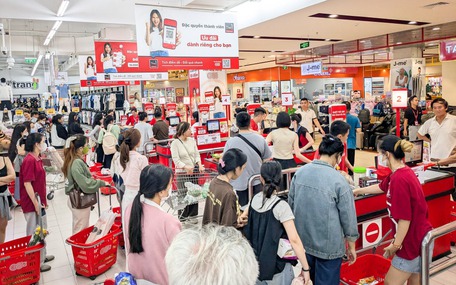 Người dân Quy Nhơn ùn ùn đi siêu thị sắm thực phẩm tránh bão Kalmaegi