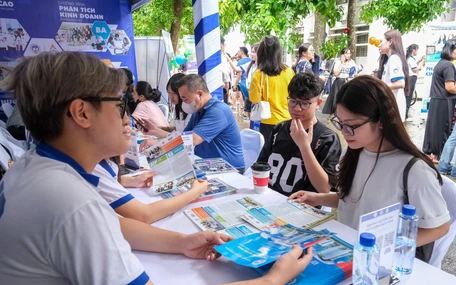 Năm 2026: Tuổi Trẻ tiếp tục bắc nhịp cầu Tư vấn tuyển sinh - hướng nghiệp