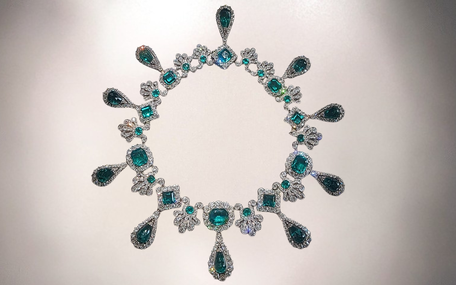 Có thật đồ trang sức bị trộm ở Bảo tàng Louvre được tìm thấy tại nhà một tỉ phú Ukraine?