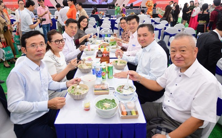 Ngày của Phở đón đoàn khách đặc biệt đến dùng bữa sáng