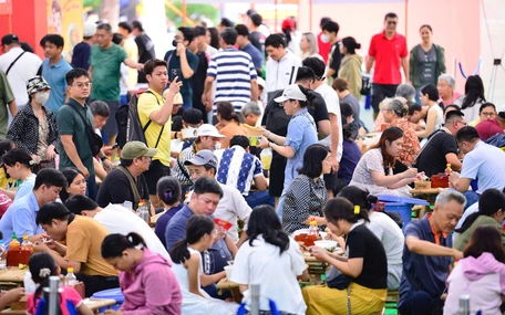 Ngày của Phở 2025: Ngày cuối còn đông hơn ngày đầu, khách xếp hàng dài chờ