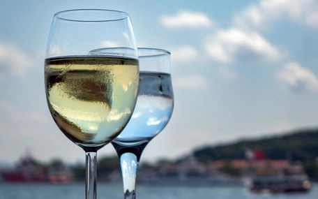 Nước mà đòi ‘sóng sánh’ với rượu vang