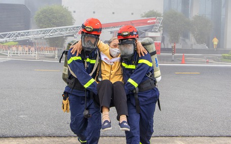 Hàng trăm người diễn tập chữa cháy tại Trung tâm hành chính Đà Nẵng