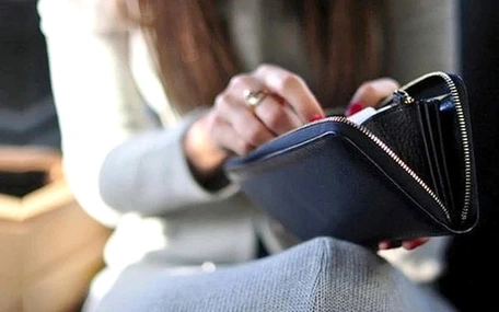 Phạt vợ chồng vì kiểm soát thu nhập: Không phải chuyện 'tếu'