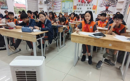 Phụ huynh mang máy lọc không khí cho nhà trường mượn để bật ngay trong lớp