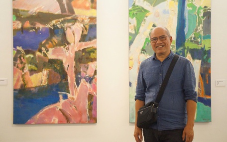 Đỗ Minh Tâm ngồi hát trên đồi