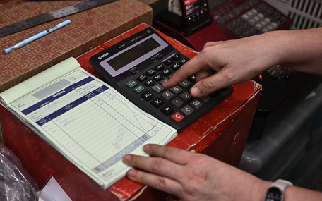 Vì sao máy tính cầm tay vẫn sống khỏe dù AI ngày càng thông minh?