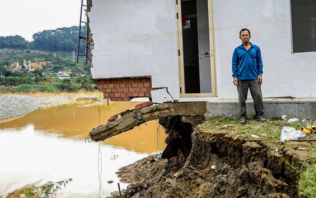 Sau lũ, nhiều nhà dân ở Đa Nhim chực chờ đổ xuống sông