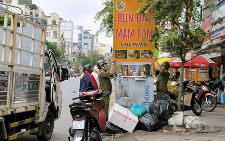 Giành lại vỉa hè: Không thể nói mãi được!