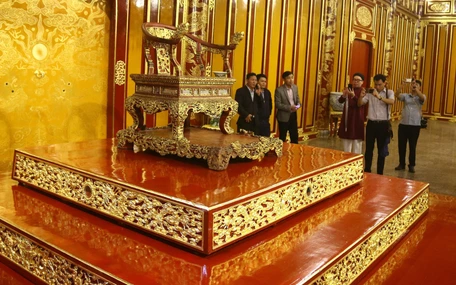 Không tin nổi: Bảo vật quốc gia - ngai vàng triều Nguyễn bị khách tham quan bẻ gãy