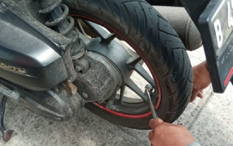 Chuyên gia khuyên nên bơm lốp xe máy vào ban đêm, khi lốp nguội