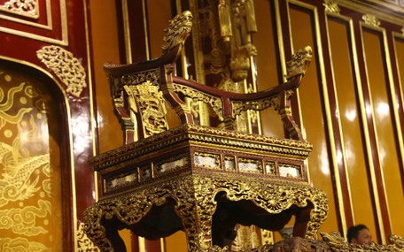 Vụ ngai vàng triều Nguyễn bị bẻ gãy: Bảo vệ di tích có được phép trang bị súng?
