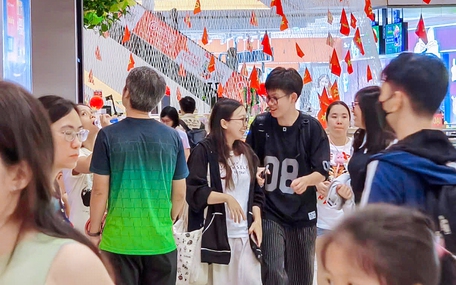 Trung tâm thương mại ở TP.HCM đông nghẹt khách trong kỳ nghỉ lễ