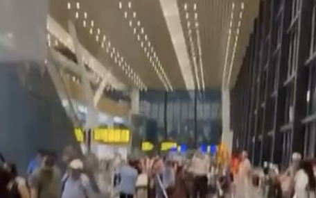 Nhà ga T3 Tân Sơn Nhất bị dột sau mưa lớn