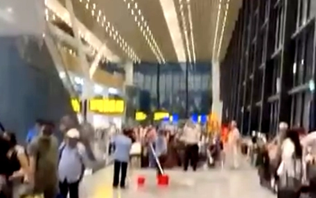 Nhà ga T3 Tân Sơn Nhất bị dột sau mưa lớn