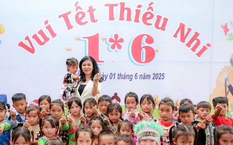 Phu nhân Ngô Phương Ly và Tết thiếu nhi đặc biệt ở vùng biên
