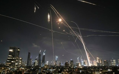 NÓNG: Iran đáp trả hàng trăm tên lửa vào Israel, nổ lớn ở Tel Aviv và Jerusalem