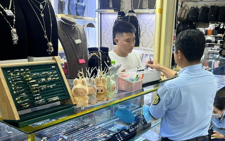 Chống buôn lậu, hàng giả 14-6: Tiếp tục thu giữ 400 sản phẩm nghi hàng giả tại Saigon Square