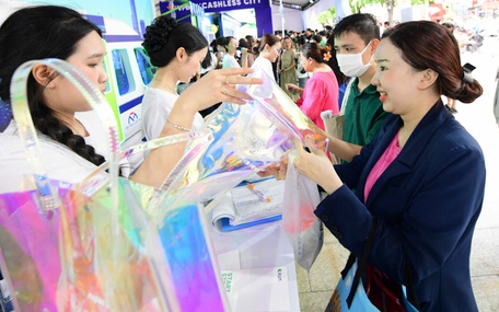 Uống trà sữa miễn phí, nhận lỉnh kỉnh quà, trải nghiệm công nghệ thanh toán số đỉnh cao